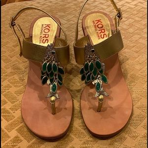 KORS Michael Kors Gold Sandals with Green/Gold Fish Embellishment 💋EUC
